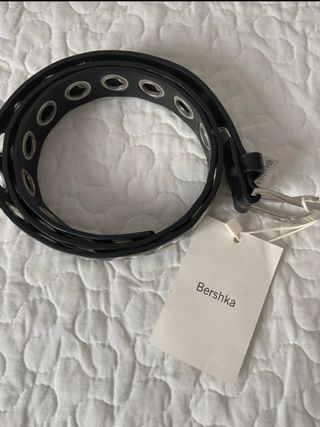 Cinturón Bershka negro con ojales