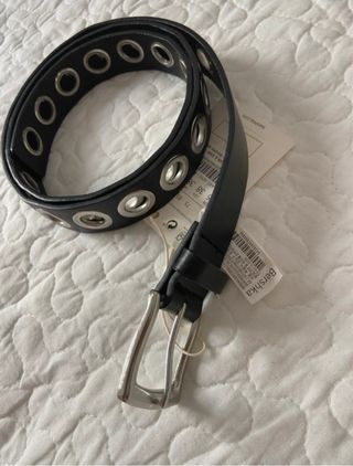 Cinturón Bershka negro con ojales