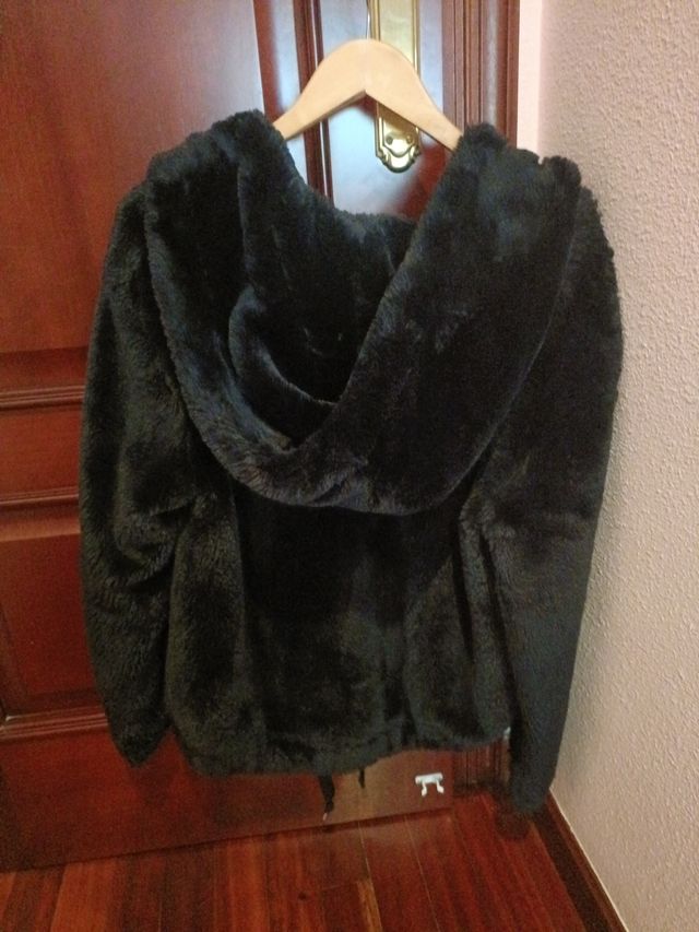 Chaqueta de pelo negra con capucha