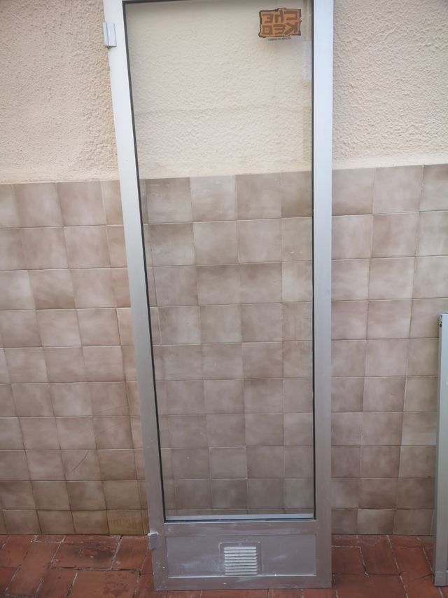 Puerta y 2 ventanas de aluminio