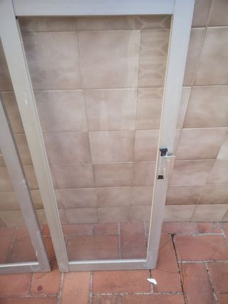 Puerta y 2 ventanas de aluminio