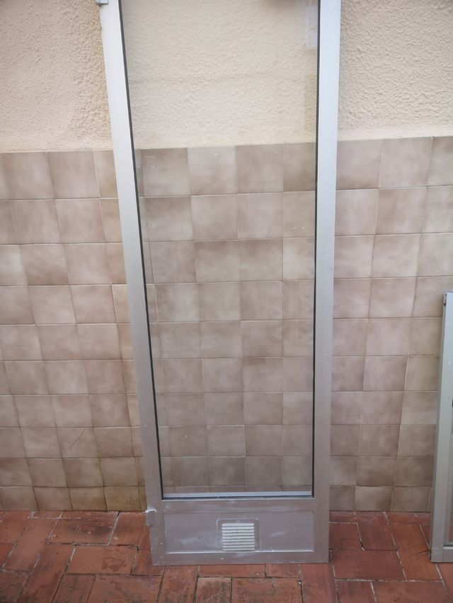 Puerta y 2 ventanas de aluminio