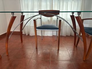 Mesa cristal y 4 sillas madera