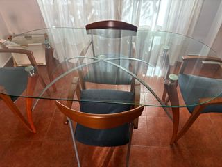Mesa cristal y 4 sillas madera