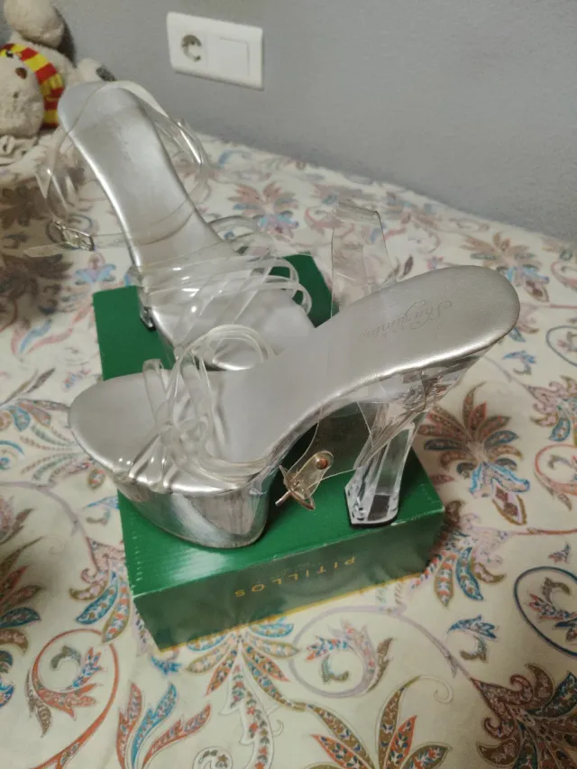 Zapatos de tacón transparente plateados