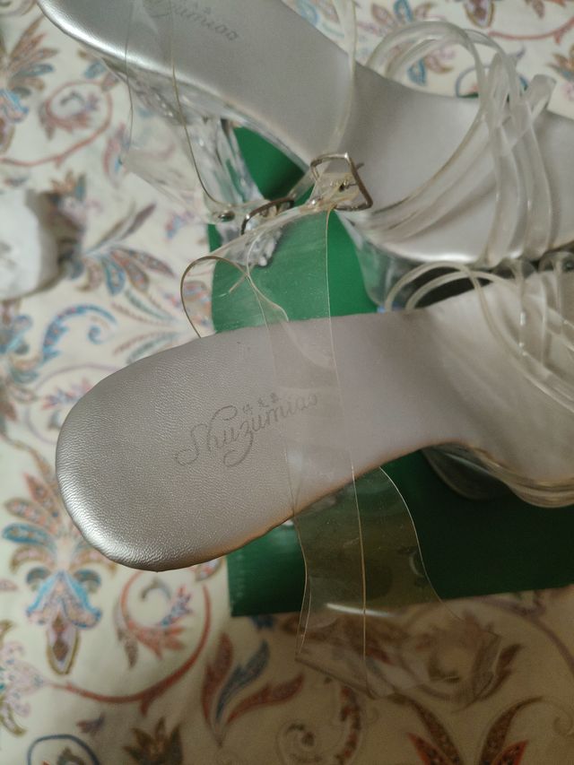 Zapatos de tacón transparente plateados