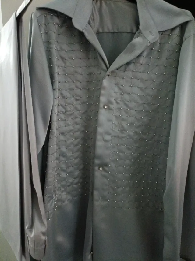 Traje de novio plateado