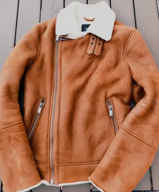 Chaqueta marrón con forro blanco