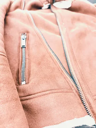 Chaqueta marrón con forro blanco