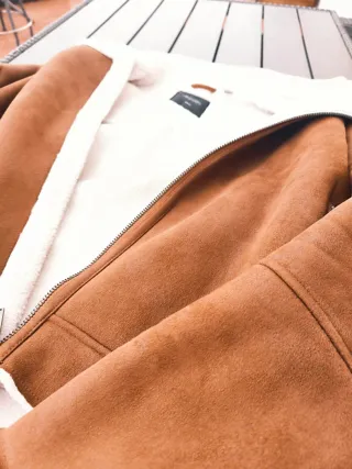 Chaqueta marrón con forro blanco