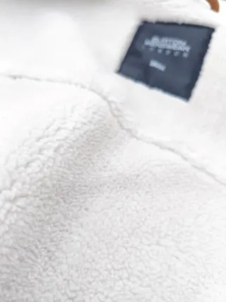 Chaqueta marrón con forro blanco