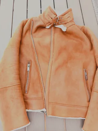 Chaqueta marrón con forro blanco