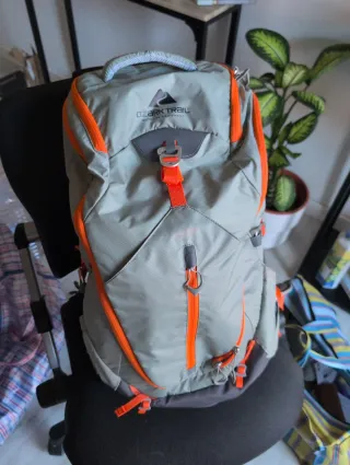Mochila senderismo gris y naranja