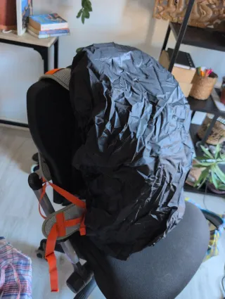 Mochila senderismo gris y naranja