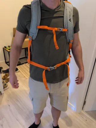 Mochila senderismo gris y naranja