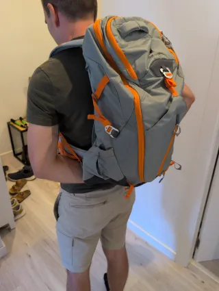 Mochila senderismo gris y naranja