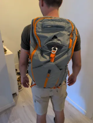 Mochila senderismo gris y naranja