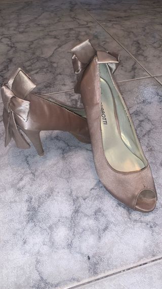 Tacones dorados con lazo