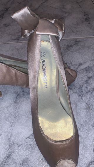 Tacones dorados con lazo