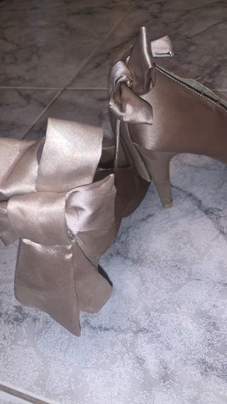 Tacones dorados con lazo
