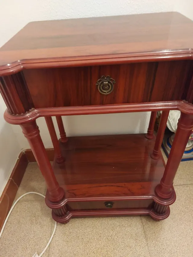 Mesa auxiliar de madera