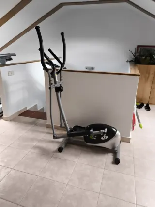 Elíptica gris y negra. Mecánica