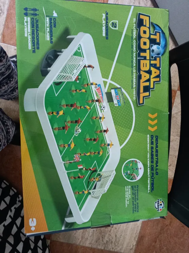 Futbolín Total Football con jugadores y banderas
