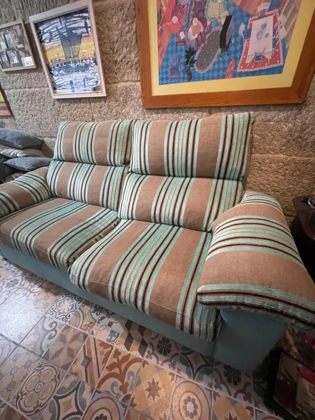 Sofá de tela a rayas marrón y verde azulado