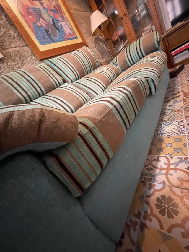 Sofá de tela a rayas marrón y verde azulado