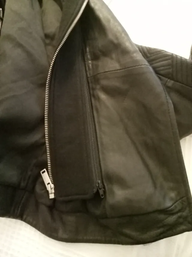 Chaqueta de cuero con capucha