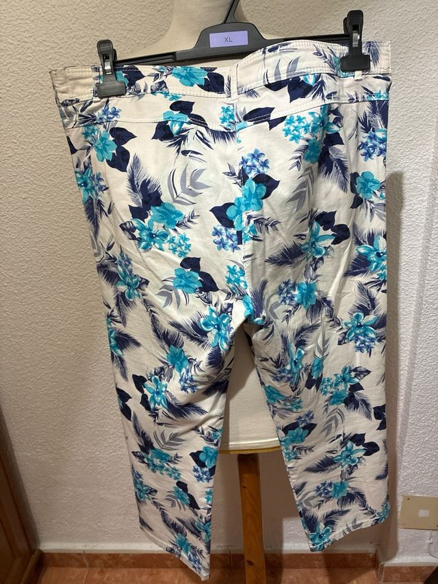 Pantalón tobillero estampado floral