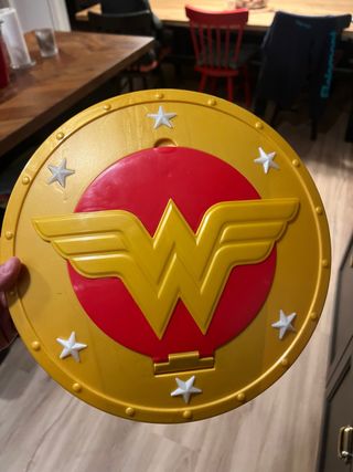 se regala Escudo Juguete Wonder Woman