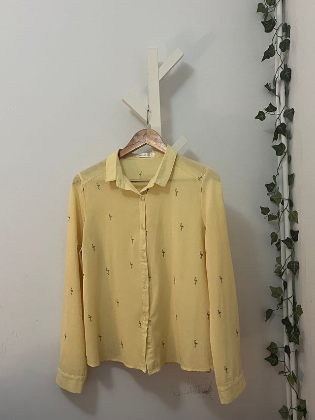 Camisa amarilla con flamencos