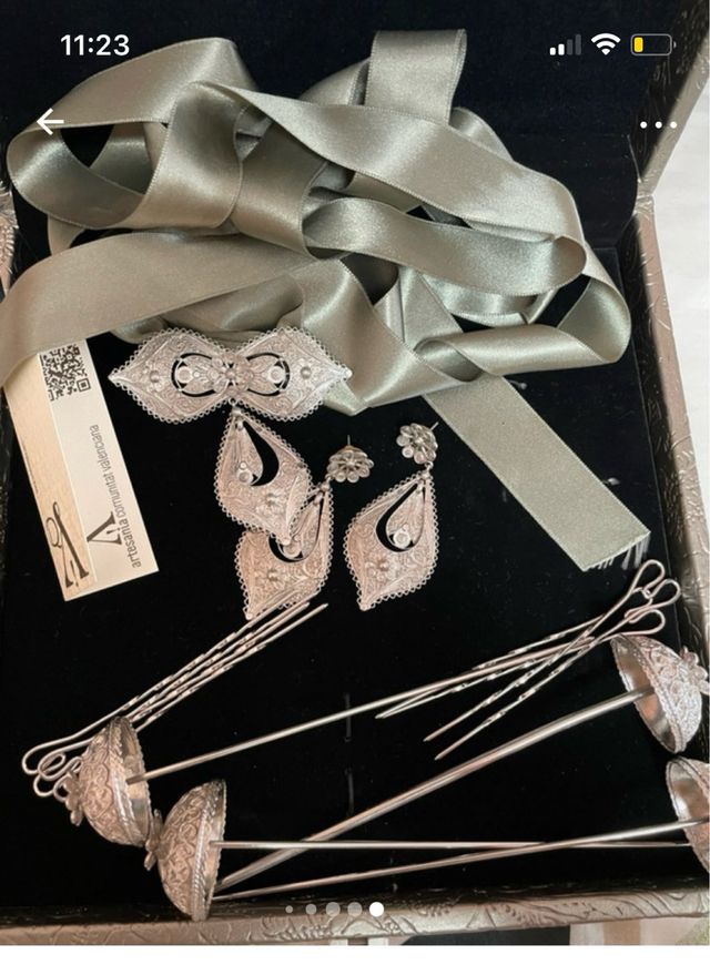 Aderezo y peinetas plateadas Agustín y Amaia.