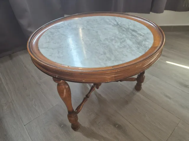 Mesa redonda de madera y mármol