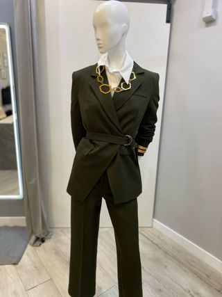 Americana verde cruzada con cinturón