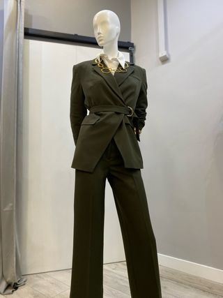 Americana verde cruzada con cinturón