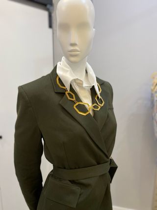 Americana verde cruzada con cinturón