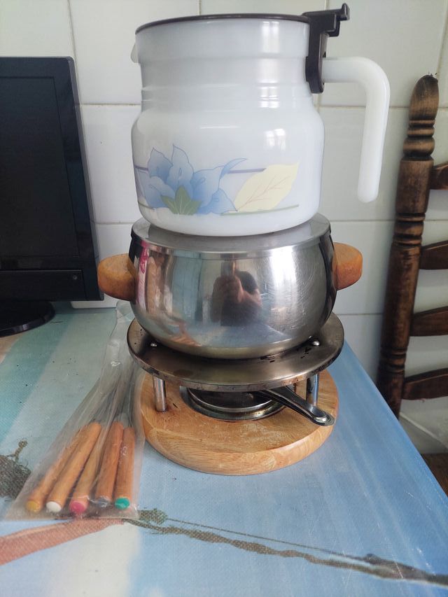 Set fonduta in metallo, plastica e legno