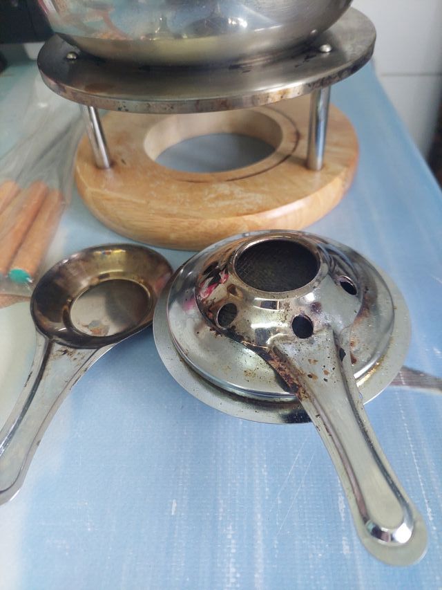 Set fonduta in metallo, plastica e legno