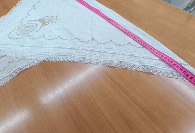 Manteleta batista blanca niña puntilla oro sin len