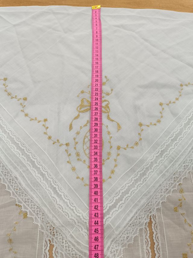 Manteleta batista blanca niña puntilla oro sin len