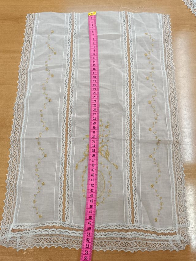 Manteleta batista blanca niña puntilla oro sin len