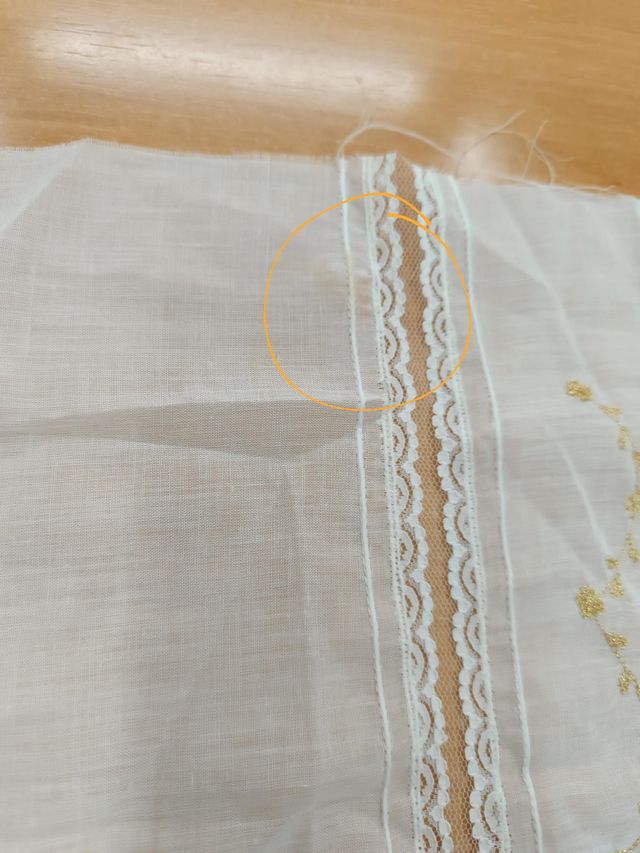 Manteleta batista blanca niña puntilla oro sin len