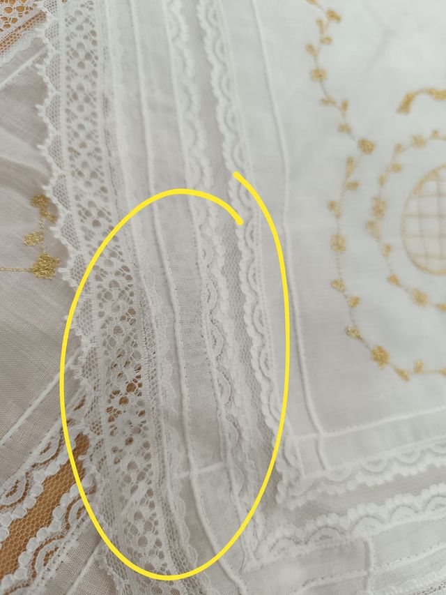 Manteleta batista blanca niña puntilla oro sin len