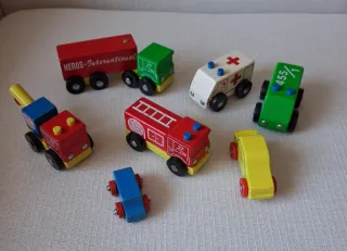Coches de madera variados