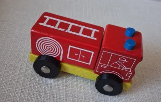 Coches de madera variados