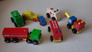 Coches de madera variados