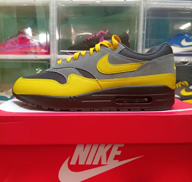 Nike Air Max 1 ESS Batman 2.0 Gris Amarillo
