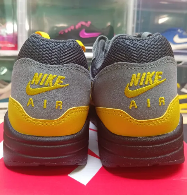 Nike Air Max 1 ESS Batman 2.0 Gris Amarillo